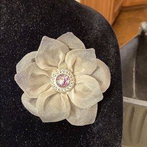 STRUCTURED FLOWER BROOCH - GRAY/TAUPE OMBRÉ